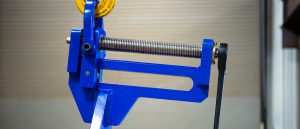 Adjustable flange lifting tool